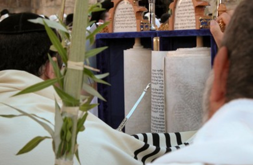 Torah at Kotel (photo credit: BiblePlaces.com)