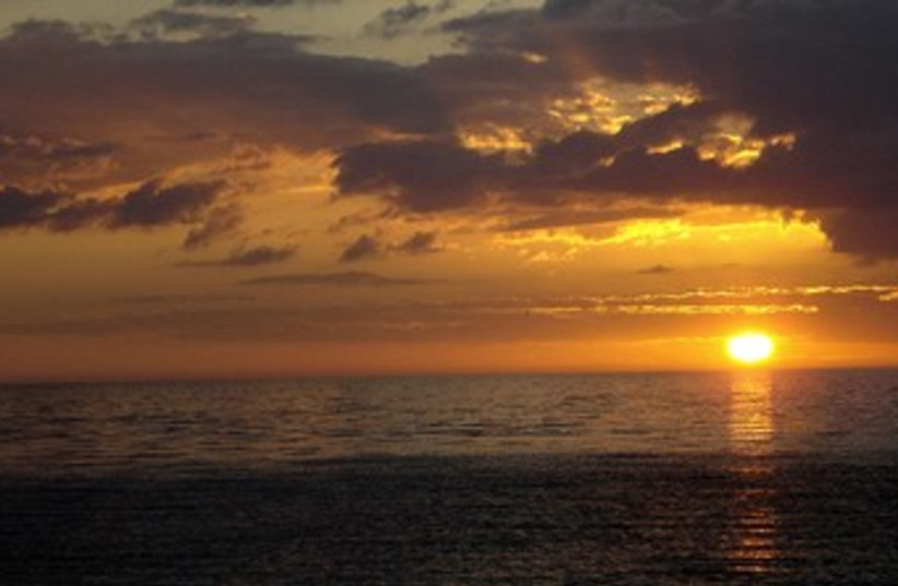 Beach sunset  (photo credit: Wikicommons)