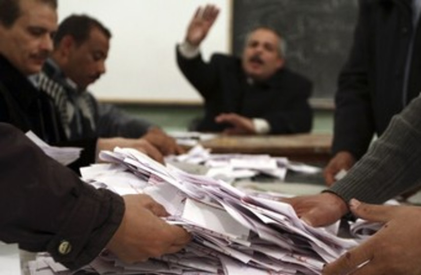 Egyptian poll workers count votes in referendum 370 (R) (photo credit: Reuters / Stringer)