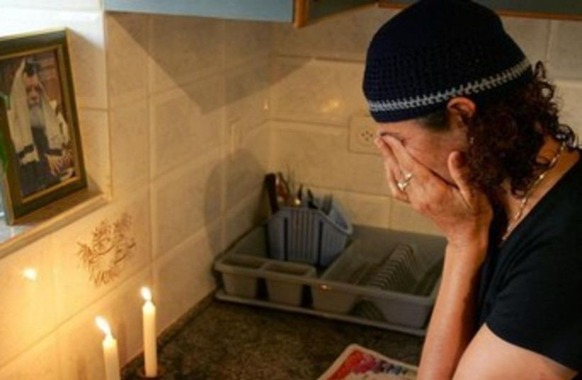 Jewish woman lights the Shabbat candles 370 (photo credit: REUTERS/Goran Tomasevic)