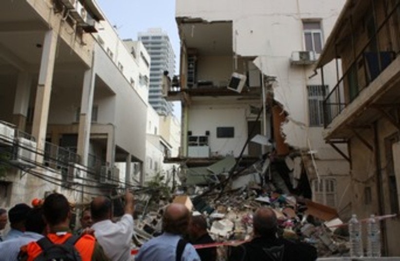 Tel Aviv buidling collapse (photo credit: Ben Hartman)