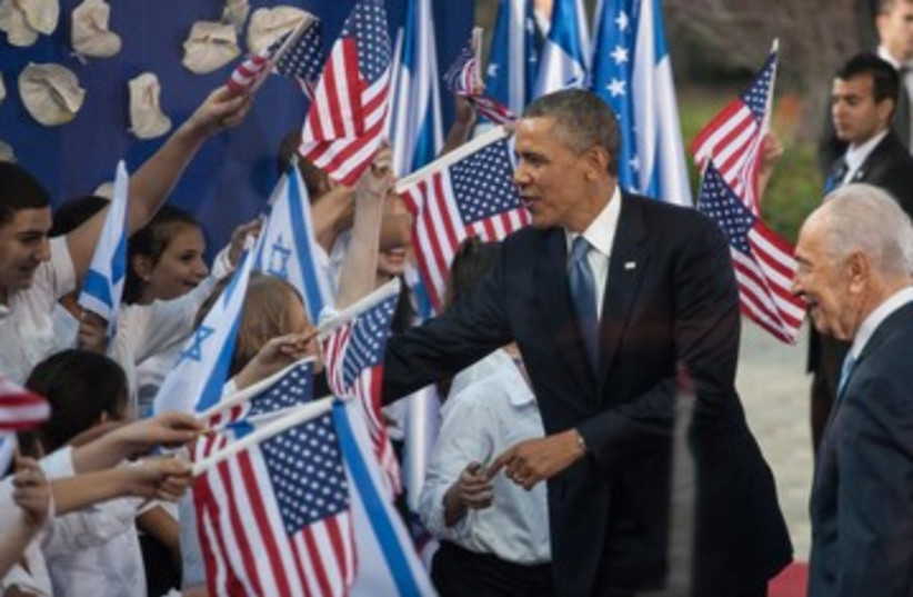 Peres, Obama & kids at President's Residence 390 (photo credit: Uri Lentz/Pool)