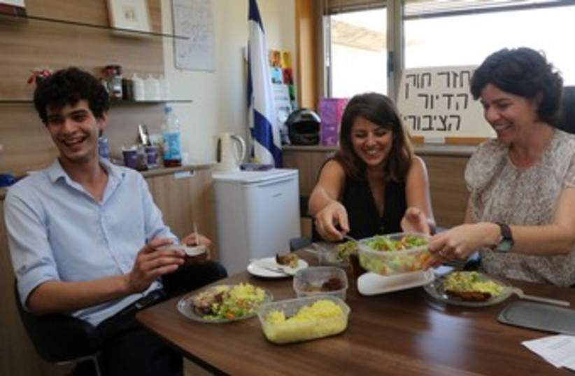 Meretz MK Zandberg eats lunch in office 370 (photo credit: Marc Israel Sellem/The Jerusalem Post)
