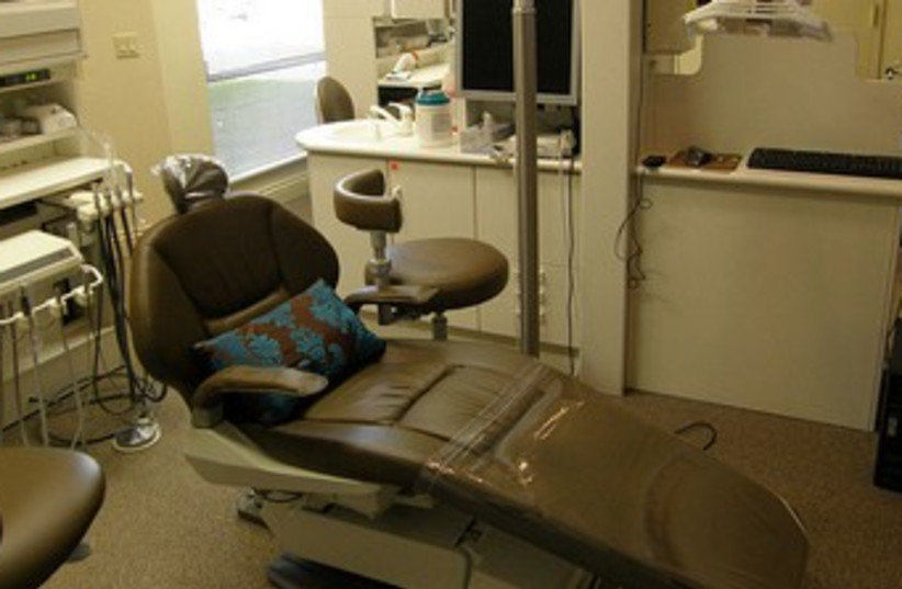 Dentists Chair 370 (photo credit: Wikimedia Commons)