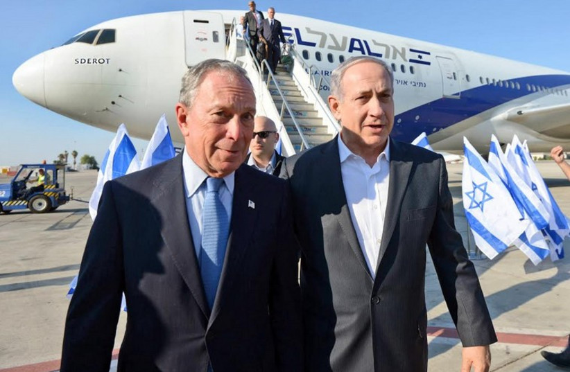 Prime Minister Binyamin Netanyahu greets former New York mayor Michael Bloomberg at Ben-Gurion Airport, July 23, 2014. (photo credit: HAIM ZACH/GPO)