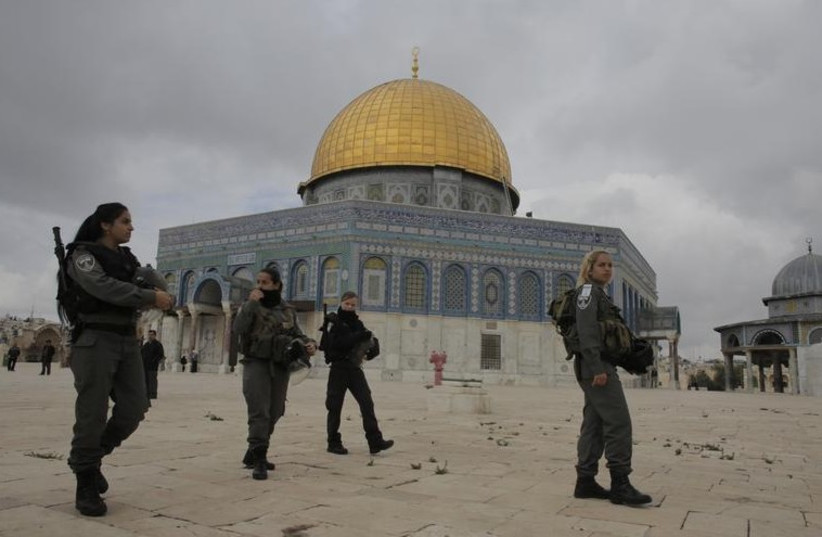 Border Police officers patrol Temple Mount (photo credit: REUTERS)
