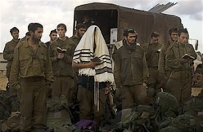 soldiers pray gaza 248.88 (photo credit: AP)