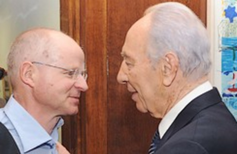 Peres meets Noam Schalit 248.88 (photo credit: GPO)