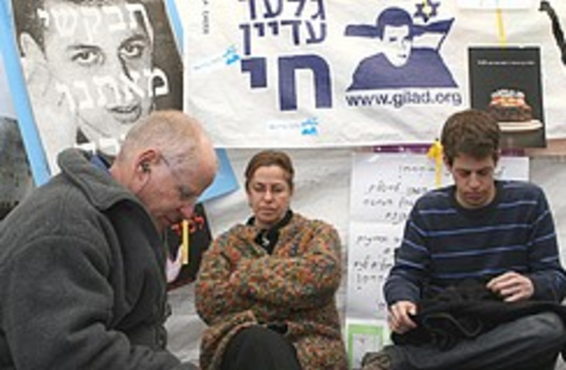 Schalit family protest tent 248.88 (photo credit: Ariel Jerozolimski)