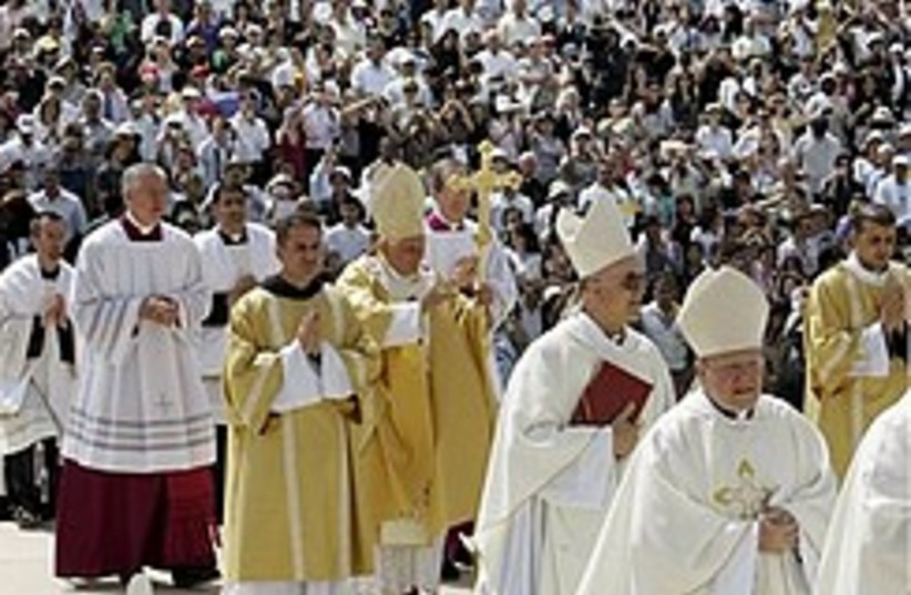 pope pilgrims 248 88 (photo credit: AP)