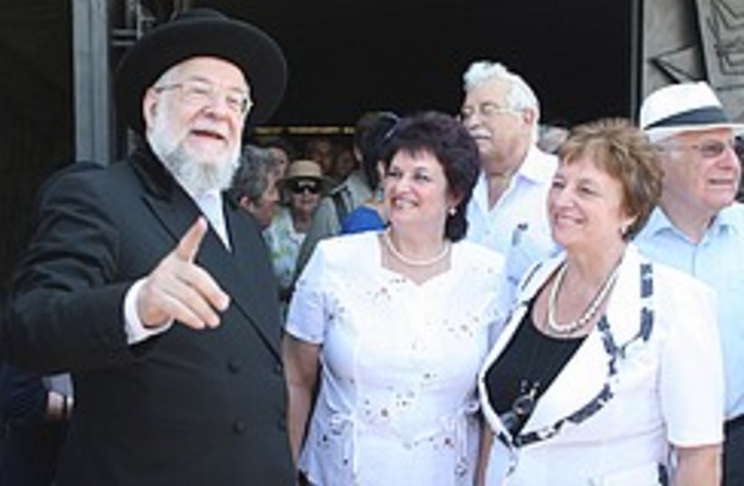 Rabbi Lau with saviors 248.88 (photo credit: Ariel Jerozolimksi)