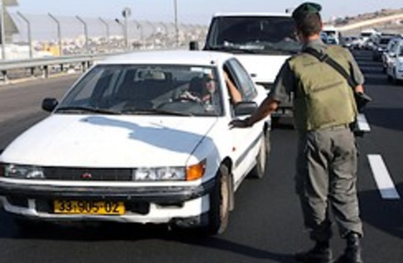 Border policemen check cars 248.88 (photo credit: Ariel Jerozolimski )