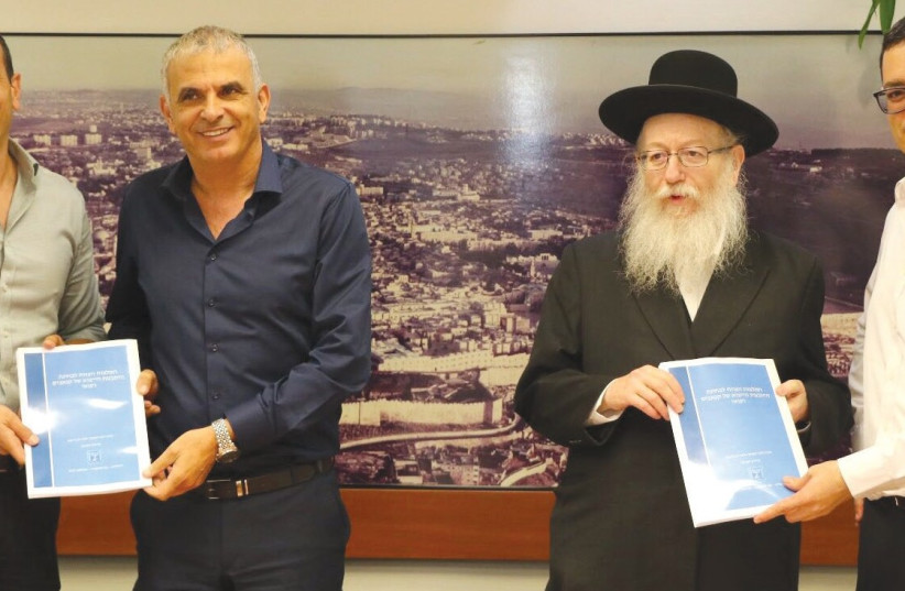 MEMBERS OF THE interministerial committee that approved the export of medical cannabis include, from left, Finance Ministry Director-General Shai Babad, Finance Minister Moshe Kahlon, Health Minister Ya’acov Litzman and Health Ministry Director-General Moshe Bar Siman Tov (photo credit: HEALTH MINISTRY)