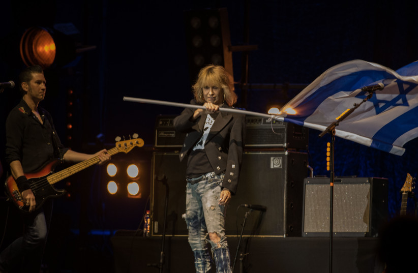 Chrissie Hynde waves an Israeli flag during The Pretenders's concert in Tel Aviv  (photo credit: LIOR KETER)