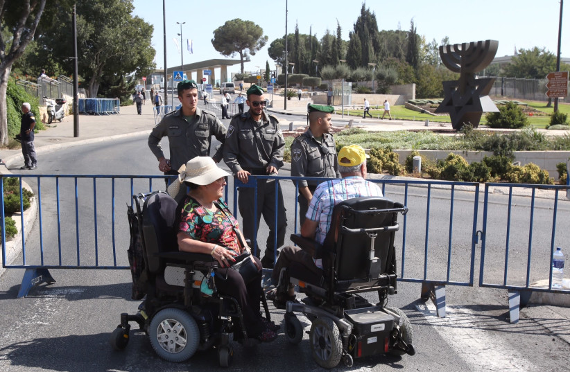 Disabled Israelis protest outside the Knesset, October 2017 (photo credit: MARC ISRAEL SELLEM/THE JERUSALEM POST)