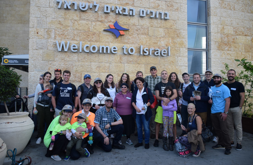 Americans and Canadians arrive in Israel to start a new life. (photo credit: NEFESH B'NEFESH)