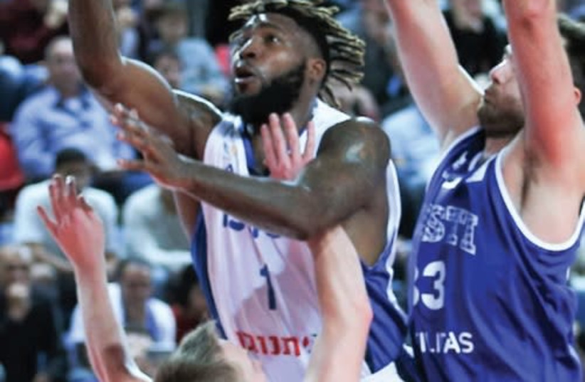 Israel national team center Richard Howell had 19 points, seven rebounds and seven assists in Friday’s 88-68 win over Estonia in 2019 World Cup qualification at the Drive-In Arena in Tel Aviv. (photo credit: DANNY MARON)