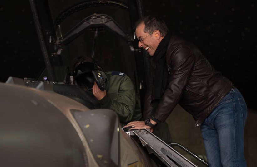 Jerry Seinfeld visiting an Israeli Air force base, January 2, 2018 (photo credit: IDF SPOKESPERSON'S UNIT)