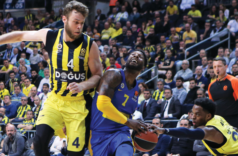 Maccab i Tel Aviv forward DeAndre Kane (7) is stripped of the ball by Fenerbahce’s Muhammed Ali (right) during last night’s 87-73 Euroleague loss by the yellow-andblue in Istanbul. (photo credit: GOKHAN KILINCER)