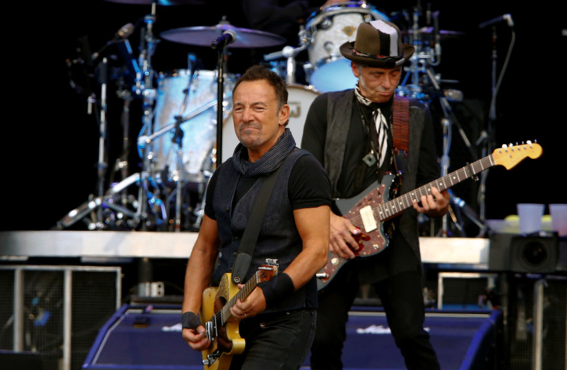U.S. musician Bruce Springsteen (L) performs with guitarist Nils Lofgren on his "The River Tour 2016" at the Letzigrund stadium in Zurich, Switzerland July 31, 2016. (photo credit: ARND WIEGMANN / REUTERS)