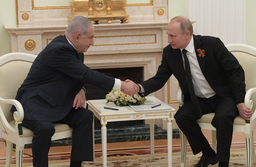 Prime Minister Benjamin Netanyahu shaking hands with Russian Preisdent Vladimir Putin  (photo credit: AMOS BEN GERSHOM, GPO)
