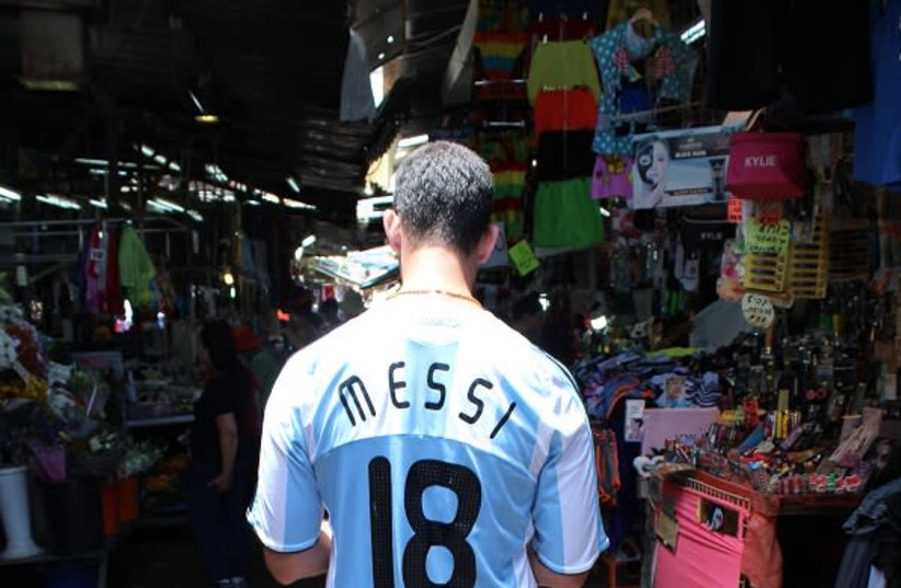 Argentina fan Remy Friedman at the market in Tel Aviv (photo credit: RUTY KOROTAEV)