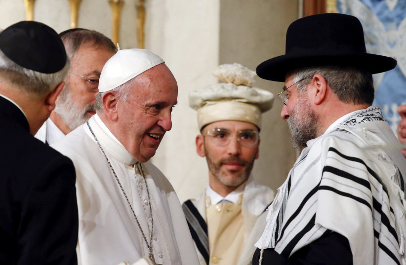 Pope Francis is greeted as he arrives at Rome's Great Synagogue, Italy January 17, 2016 (photo credit: REUTERS/ALESSANDRO BIANCHI)