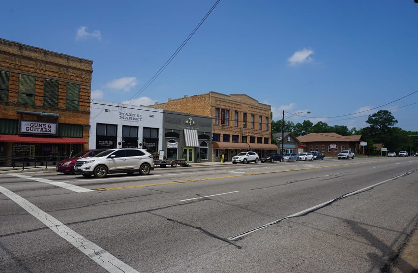 North Main Street in Lindale, Texas. Route 69 is what the historical Texas trail evolved into. (photo credit: MICHAEL BARERA / WIKIMEDIA COMMONS)