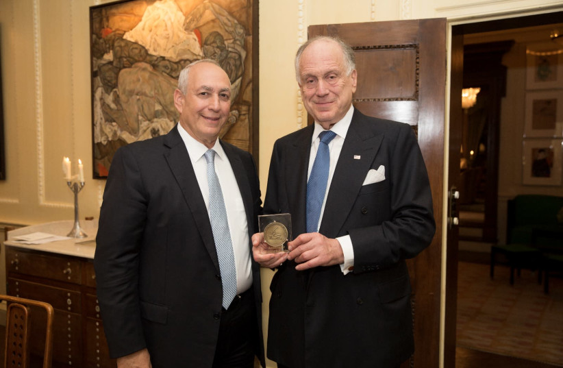 Chemi Peres presents Ronald Lauder with the Peace and Innovation Award. (photo credit: NOA GRAYEVSKY)