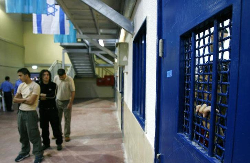 Palestinian prisoners wait to be released from Ketziot prison, southern Israel, October 1, 2007 (photo credit: RONEN ZVULUN / REUTERS)