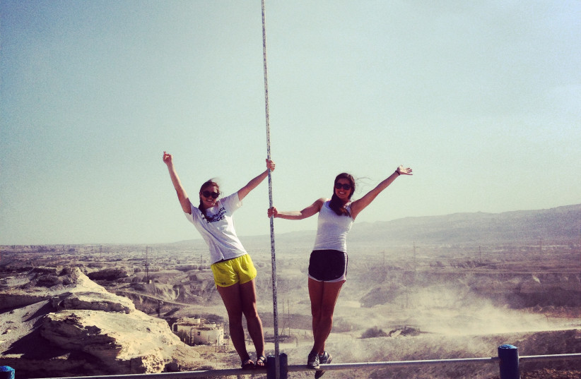 Birthright Israel participants show their love for Israel (photo credit: SYLVIE ROSOKOFF)