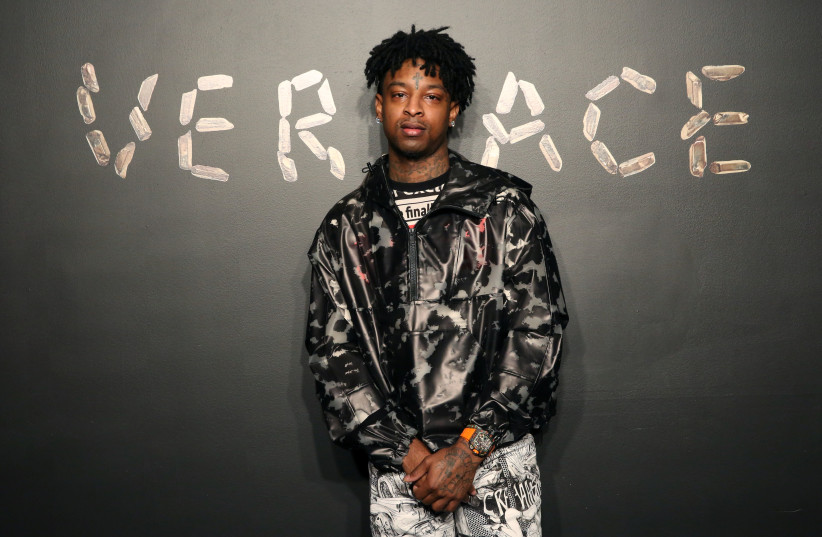 Rapper 21 Savage poses for a photo before attending the Versace presentation in New York, U.S. December 2, 2018 (photo credit: REUTERS)