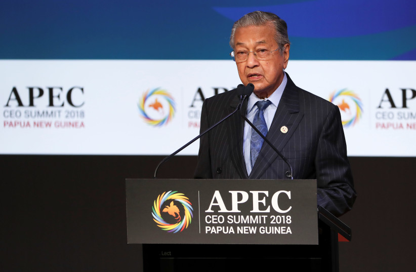 Malaysia Prime Minister Mahathir Mohamad speaks during the APEC CEO Summit 2018 at the Port Moresby, Papua New Guinea, 17 November 2018 (photo credit: FAZRY ISMAIL/POOL VIA REUTERS)