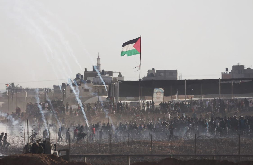 Palestinians riots along the Gaza border fence near Khan Younis on June 8th, 2018 (photo credit: ANNA AHRONHEIM)