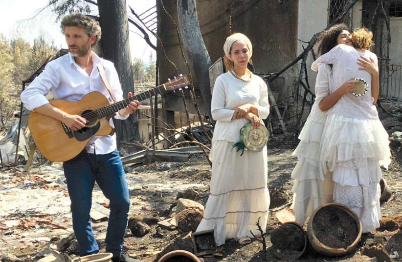 MERAV OF Mevo Modi’im municipal council asked Leah Sand and other young ladies dressed in white to sing one of the beloved songs of Shlomo Carlebach – ‘dressing people in the village in a garment of splendor instead of a drooping spirit.’ (photo credit: LIANE GRUNBERG)
