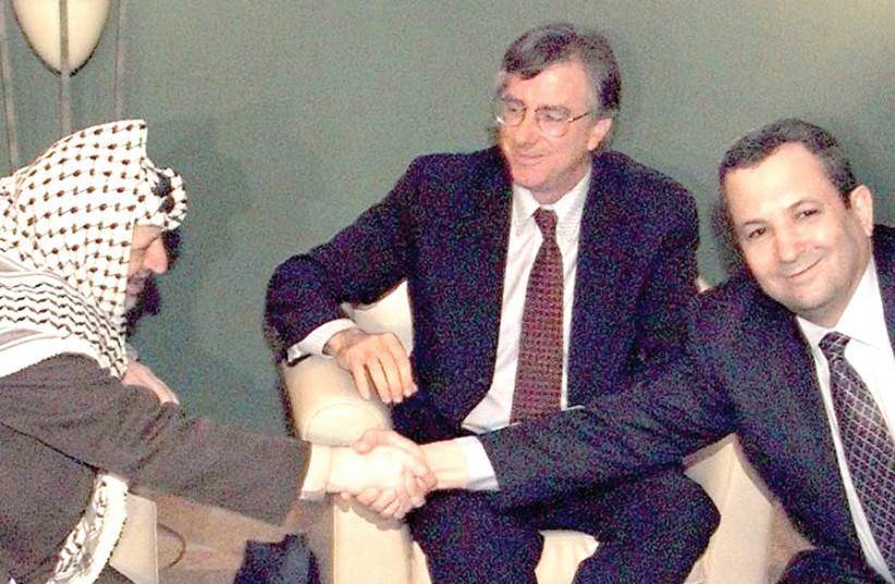 DENNIS ROSS, flanked by Yasser Arafat and Ehud Barak, meet during peace process negotiations in 2000. (photo credit: REUTERS)