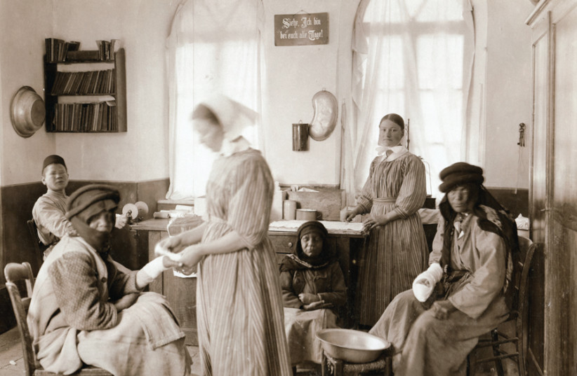 BANDAGING ROOM, 1910. (photo credit: EMMAUS ARCHIVE)