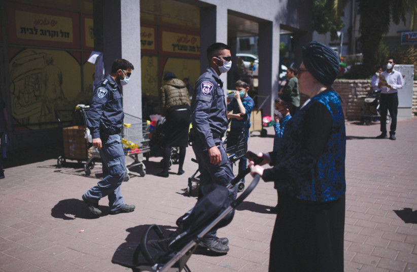 Bnei Brak street scene, April 3 (photo credit: TOMER NEUBERG/FLASH90)