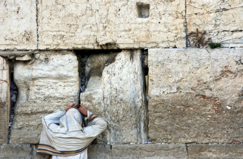 An ultra-Orthodox jew prays at the Westen Wall July 17, 2002 on Tisha B'Av (photo credit: LASZLO BALOGH/REUTERS)