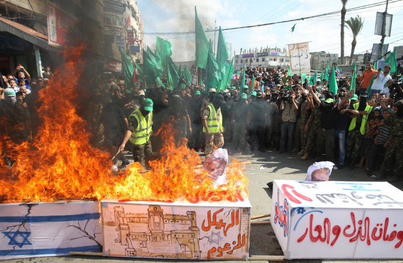 Hamas members burn a coffin draped in an Israeli flag, rally marking 13th anniversary of Second Intifada, 2013 (photo credit: ABED RAHIM KHATIB/FLASH90)
