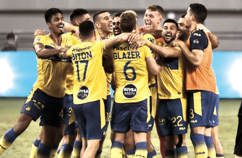 MACCABI TEL AVIV players celebrate on the pitch following their 1-0 win over Dinamo Brest in Champions League qualifying (photo credit: DOV HALICKMAN PHOTOGRAPHY)
