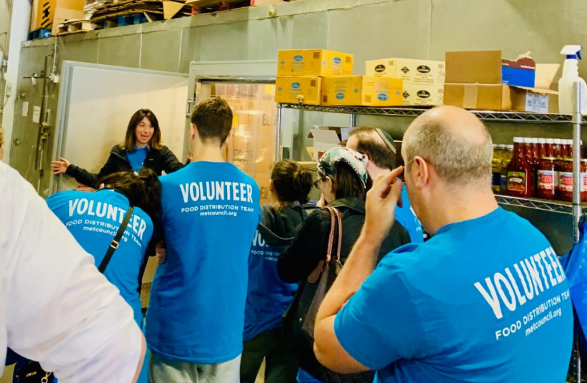 Volunteers gather at a food distribution center in New York run by the Met Council on Jewish Poverty.  (photo credit: MET COUNCIL)