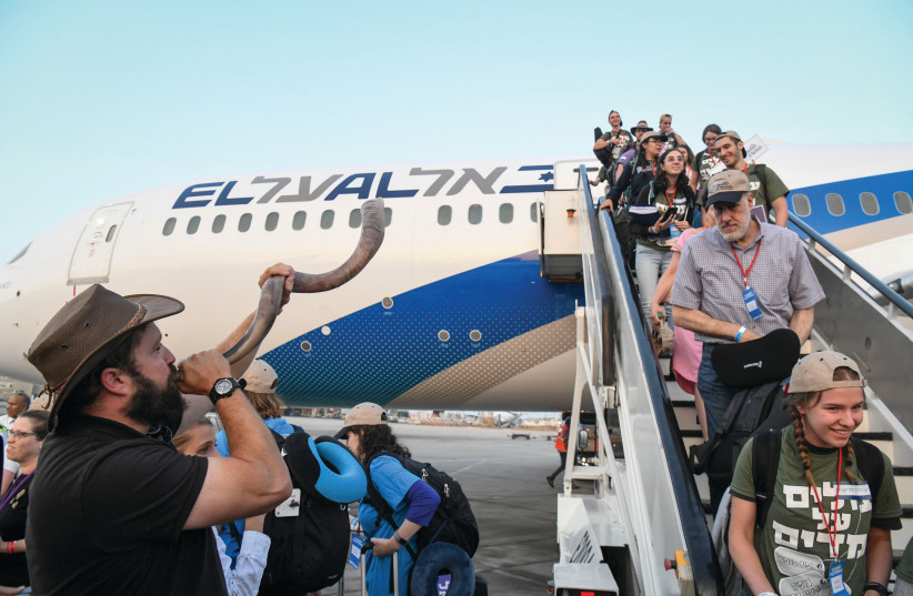 NEW IMMIGRANTS from North America disembark at Ben-Gurion Airport after a flight arranged by Nefesh B’Nefesh. (photo credit: FLASH90)
