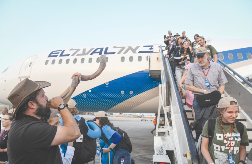  NEW IMMIGRANTS from North America receive a shofar’s welcome upon arriving at Ben-Gurion Airport on a special ‘aliyah flight’ on behalf of Nefesh B’Nefesh.  (photo credit: FLASH90)
