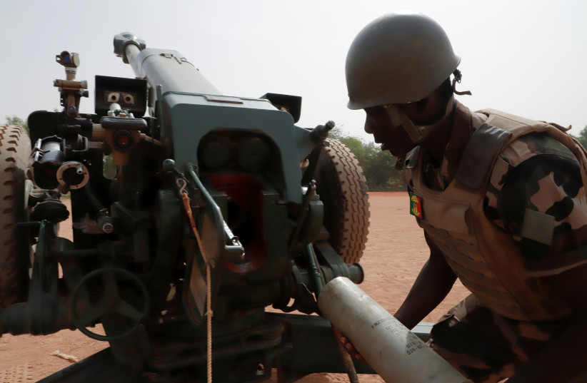 A Malian soldier of the 614th Artillery Battery is pictured during a training session on a D-30 howitzer with the European Union Training Mission (EUTM), to fight jihadists, in the camp of Sevare, Mopti region, in Mali, March 23, 2021. (photo credit: REUTERS/PAUL LORGERIE)