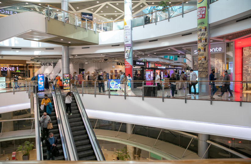  Closed down shops at the Azrieli shopping mall  on December 27, 2020, as Israel enters its 3rd nationawide lockdown, in an effort to prevent the spread of the Coronavirus.  (photo credit: YOSSI ALONI/FLASH90)