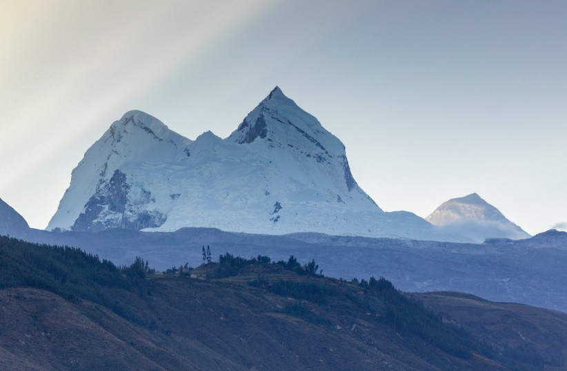 Mount Huandoy, Callejon de Huaylas, Ancash, Peru (photo credit: INTI RUNA VIAJERO/CC BY 2.0 (https://creativecommons.org/licenses/by/2.0)/VIA WIKIMEDIA COMMONS)