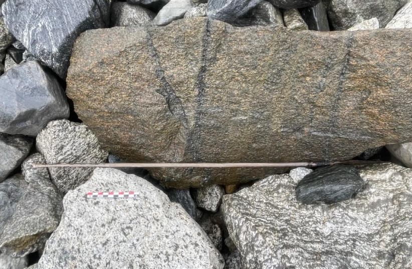  Arrowhead found in Norwegian mountains after a glacier melted. (photo credit: Glacier Archaeology Program)