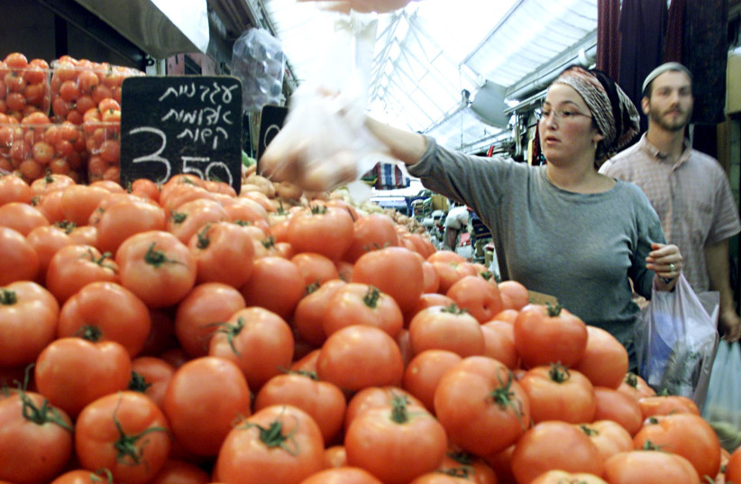  BUYING KOSHER produce in central Jerusalem during the shmita sabbatical year, 2000. (photo credit: REUTERS)