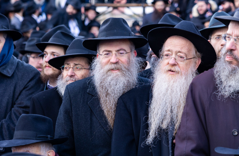  Thousands of Shluchim pose for a “class picture” outside Chabad World Headquarters (photo credit: Shalom Burkis - Kinus.com)